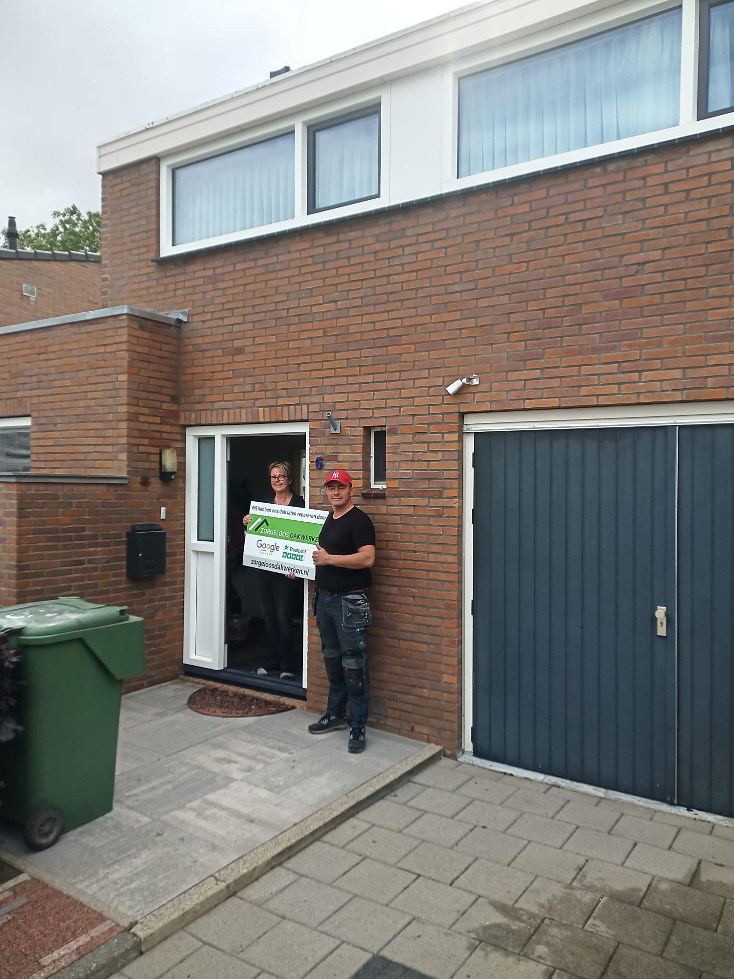 Specialist in dakonderhoud aan het werk op een hellend pannendak